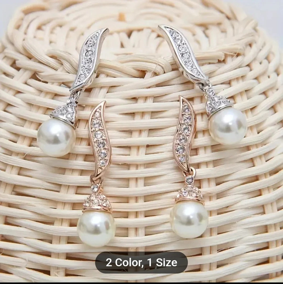 Necklace Set, Including a Pair of Earrings.